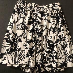 Super cute summer skirt. Can be dressed up or down.